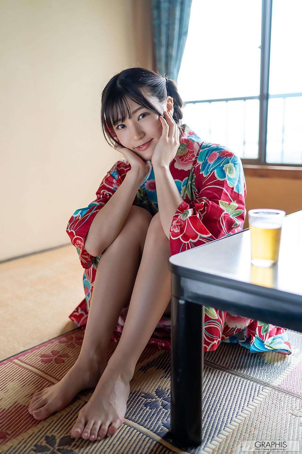 褪去日系和服浴衣后在床上显露白嫩玉足线条